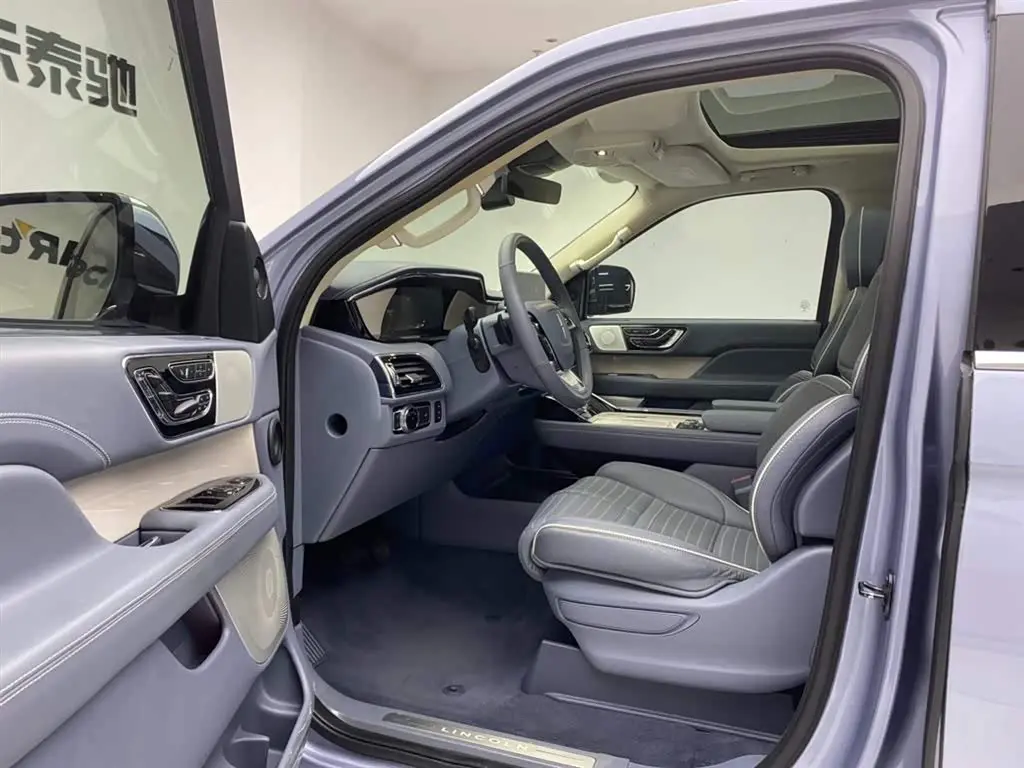 Lincoln Navigator 2021 — Photo 17/20