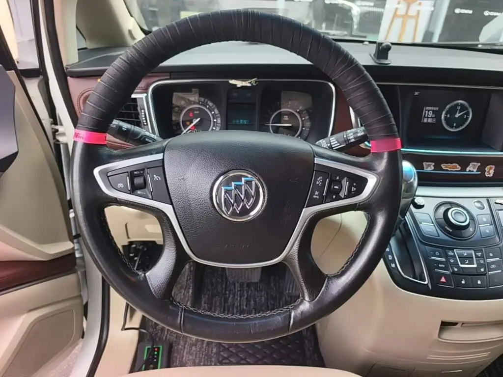 Buick GL8 2017 — Photo 3/20