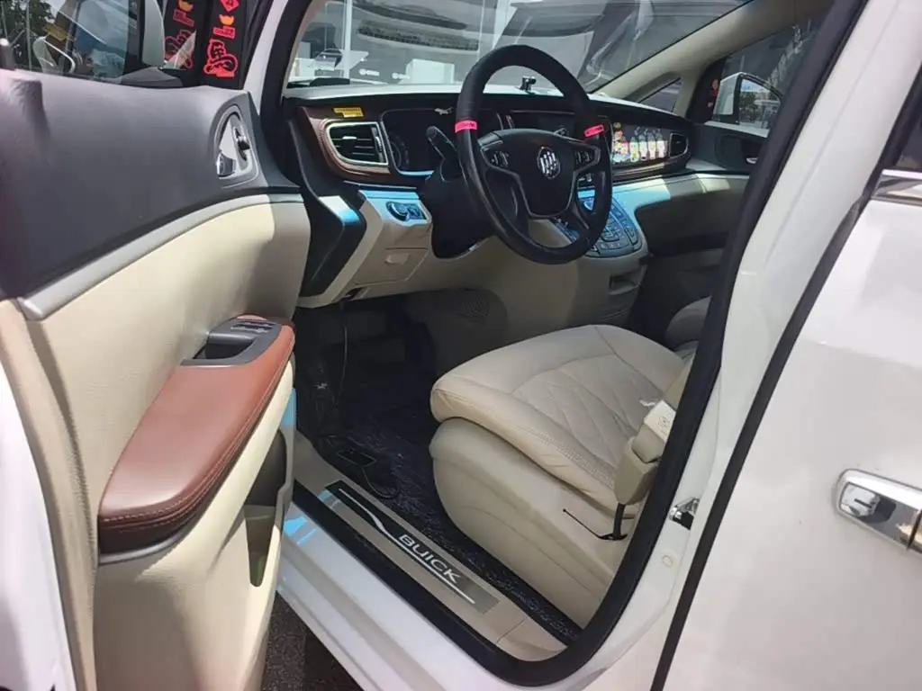 Buick GL8 2017 — Photo 14/20