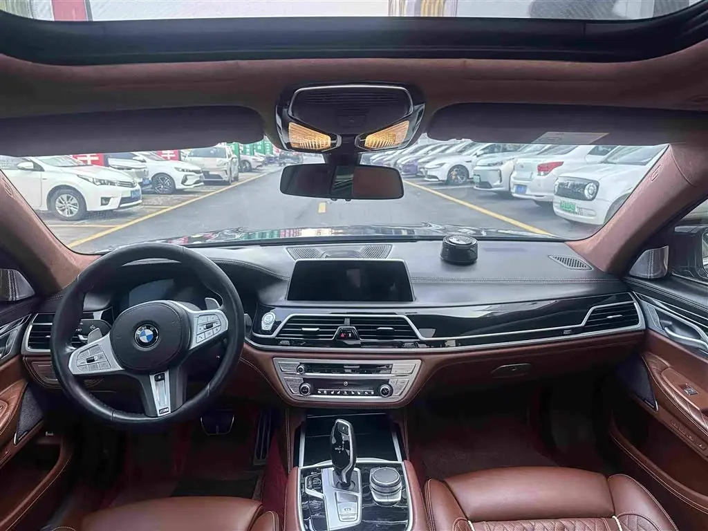 BMW 7 Series 2021 — Photo 9/12