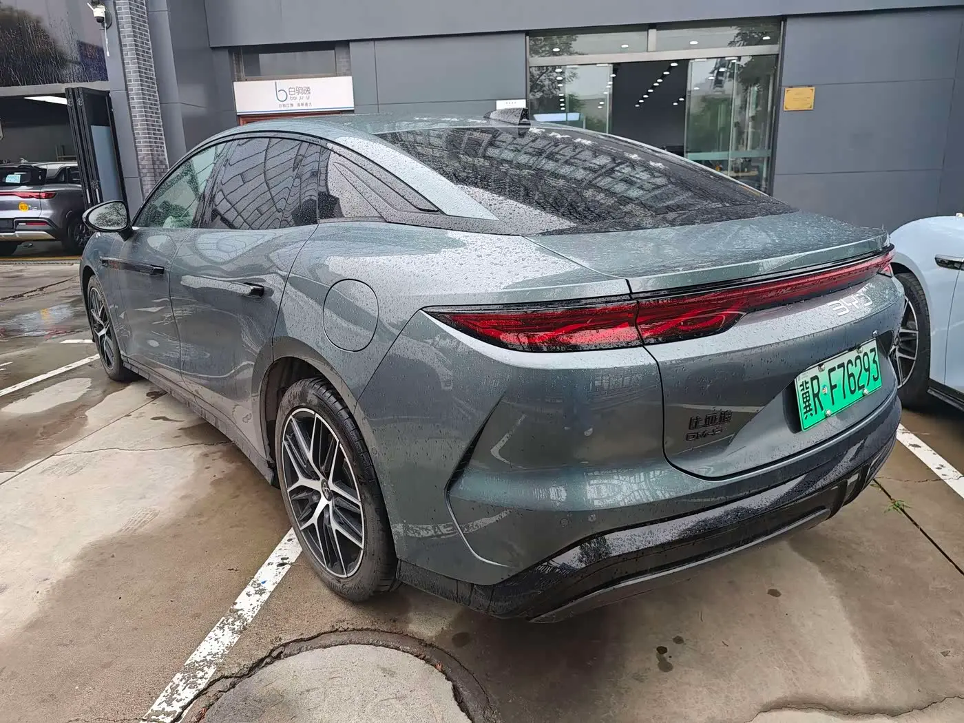 BYD Han L 2025 — Photo 2/18