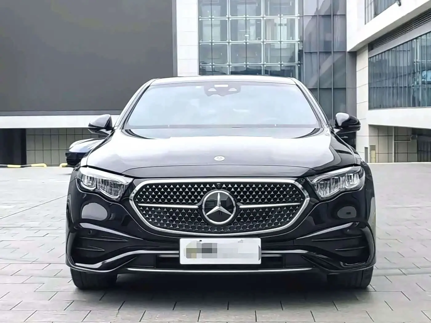 Mercedes-Benz E-Class 2023 — Photo 2/11