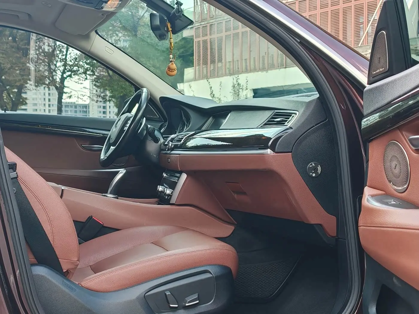 BMW 5 Series GT 2016 — Photo 10/16
