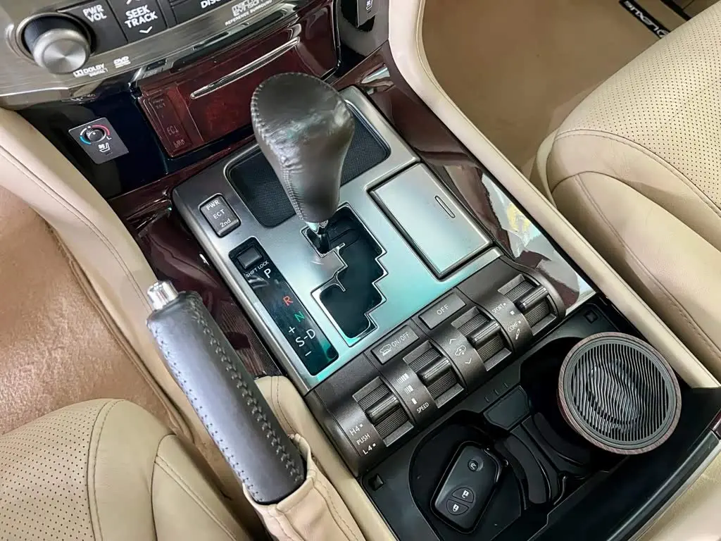 Lexus LX 2011 — Photo 15/19