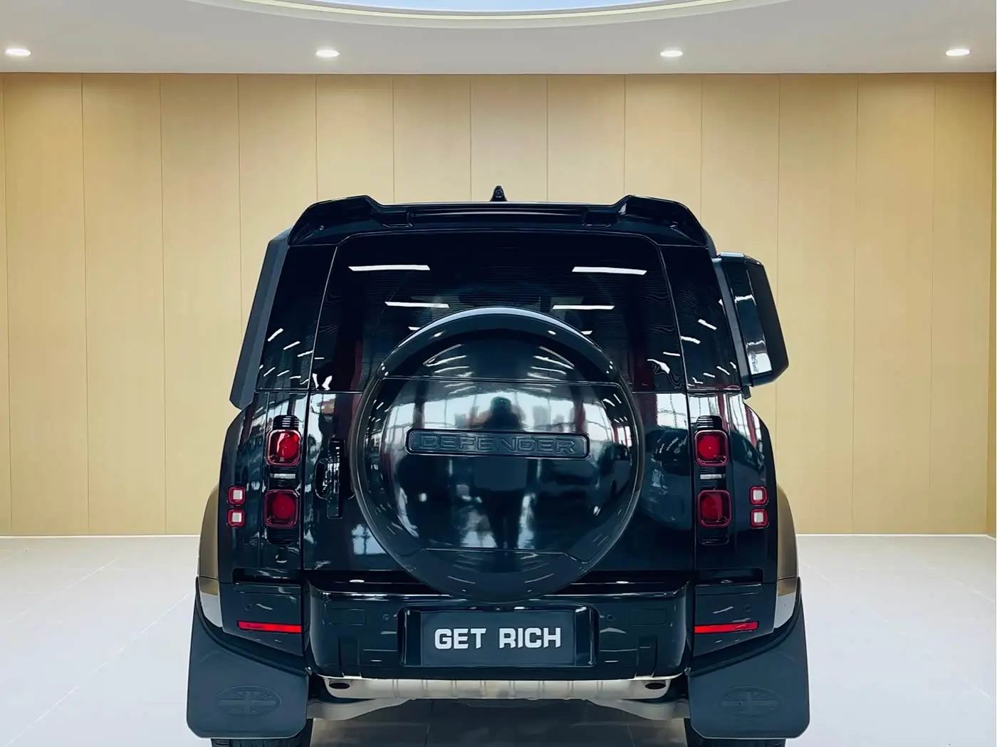 Land Rover Defender 2023 — Photo 8/18