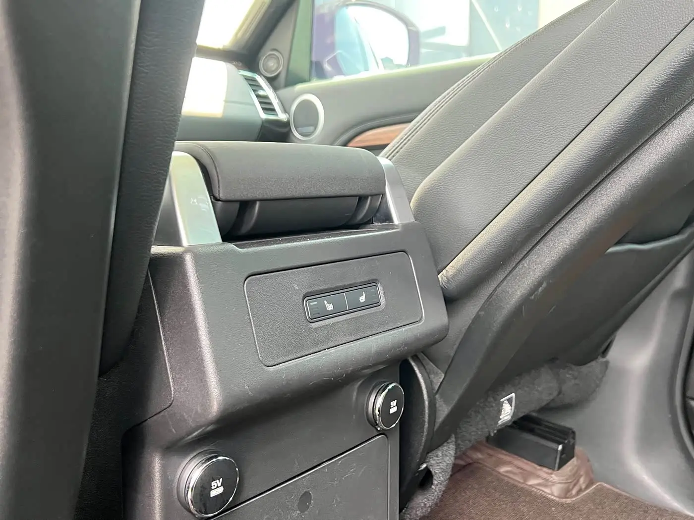 Land Rover Discovery 2019 — Photo 16/17