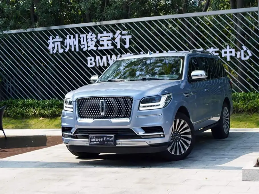 Lincoln Navigator 2018 — Фото 1/17