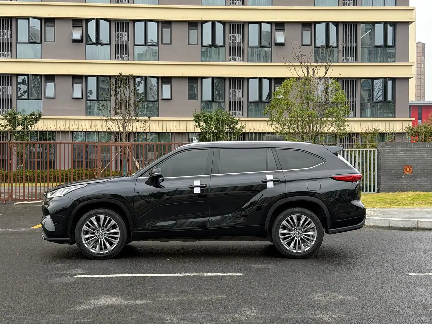 Toyota Highlander 2023 — Фото 17/18