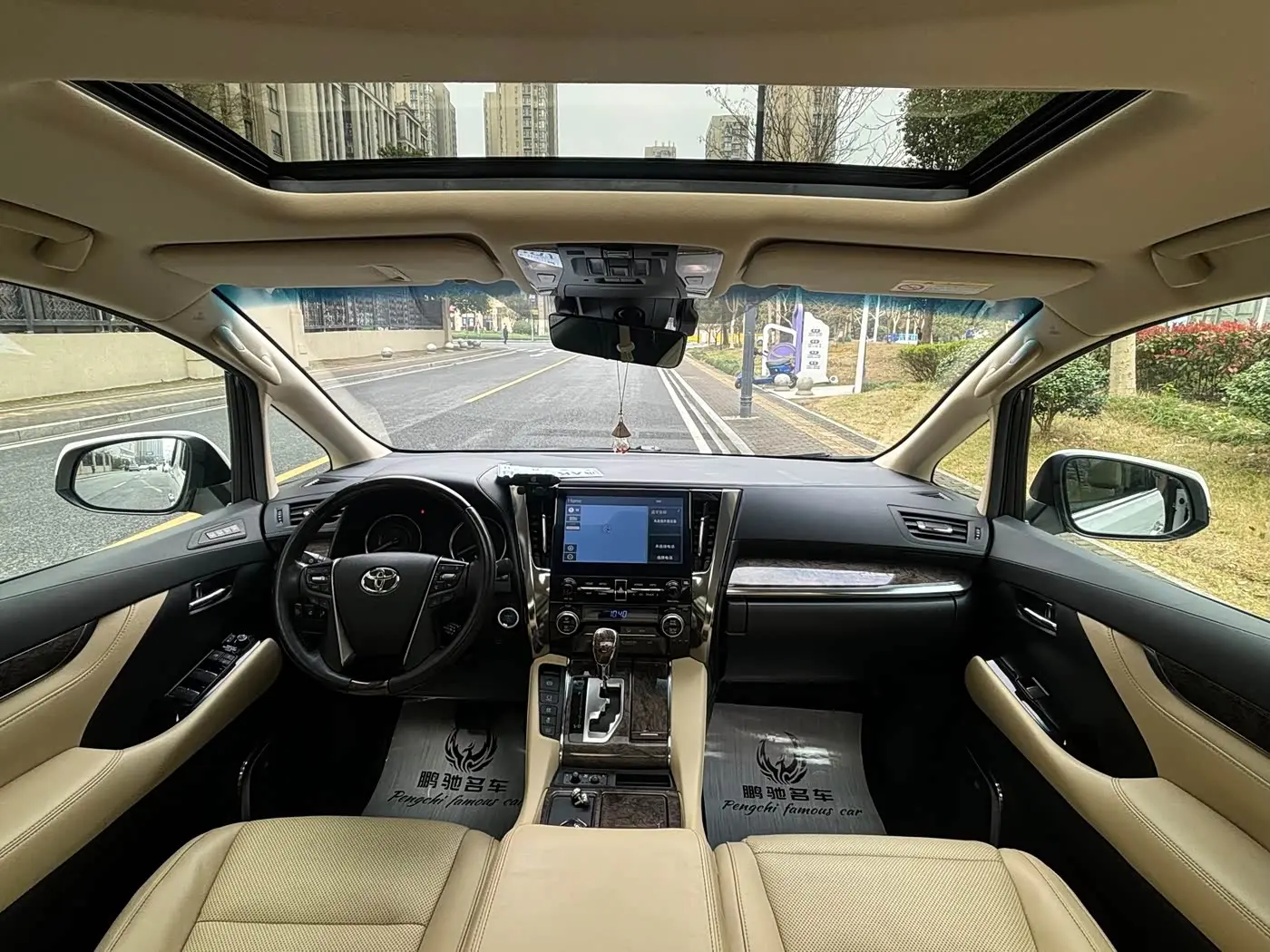 Toyota Alphard 2023 — Photo 5/10