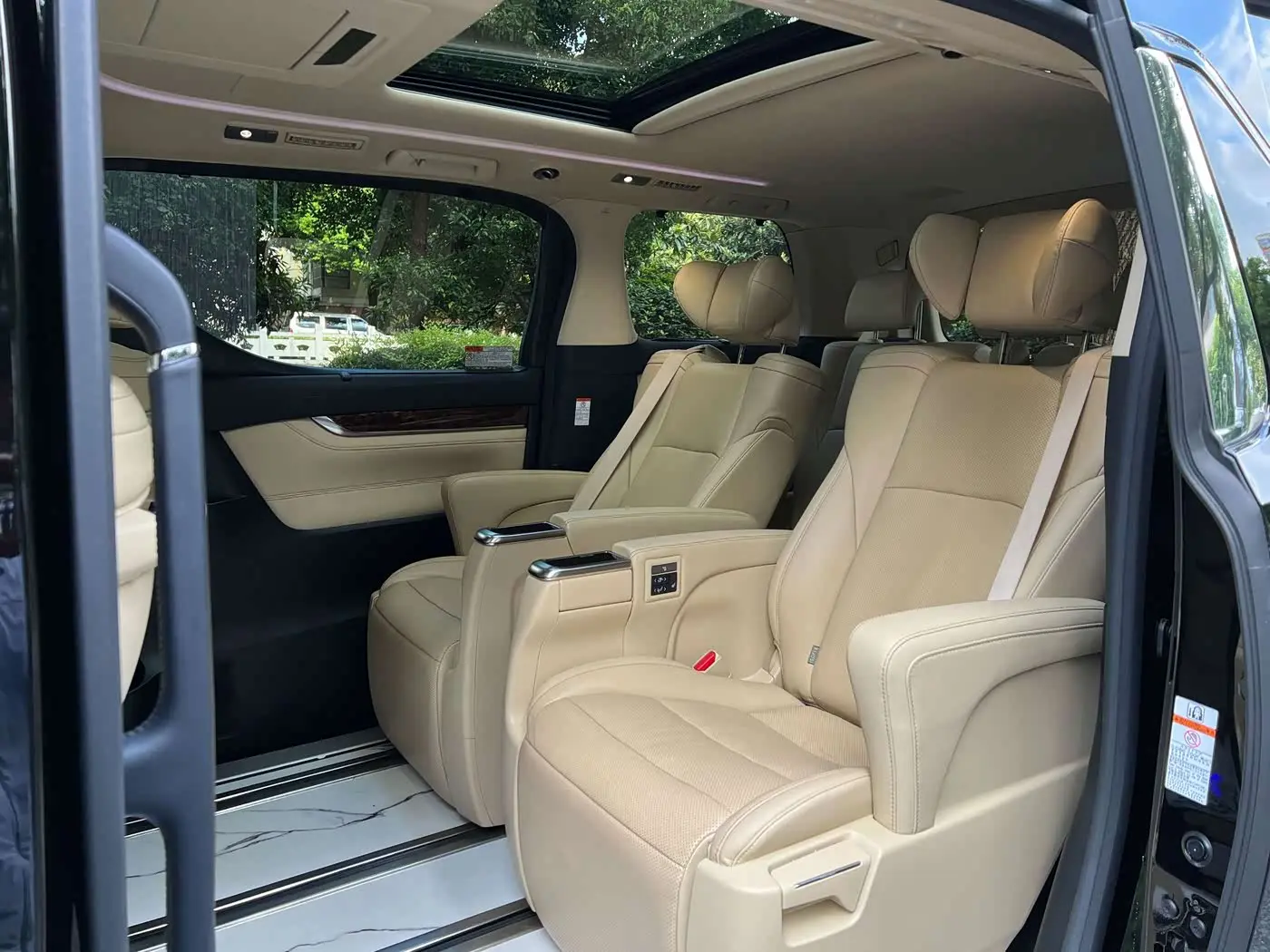 Toyota Alphard 2022 — Photo 19/20