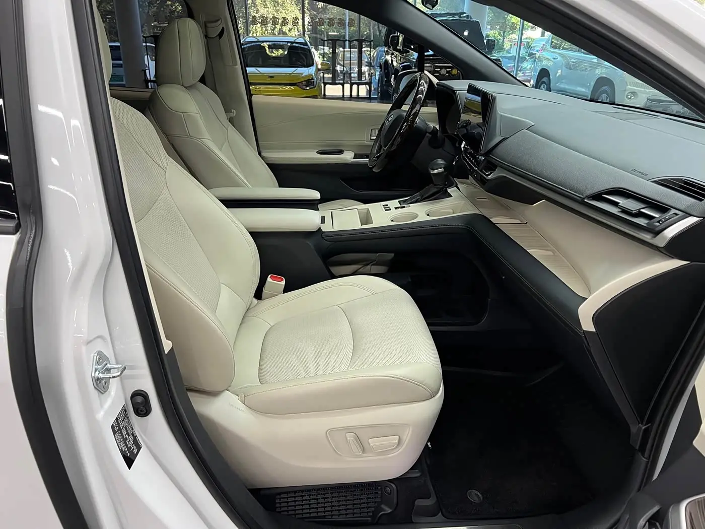 Toyota Sienna 2024 — Şəkil 8/9