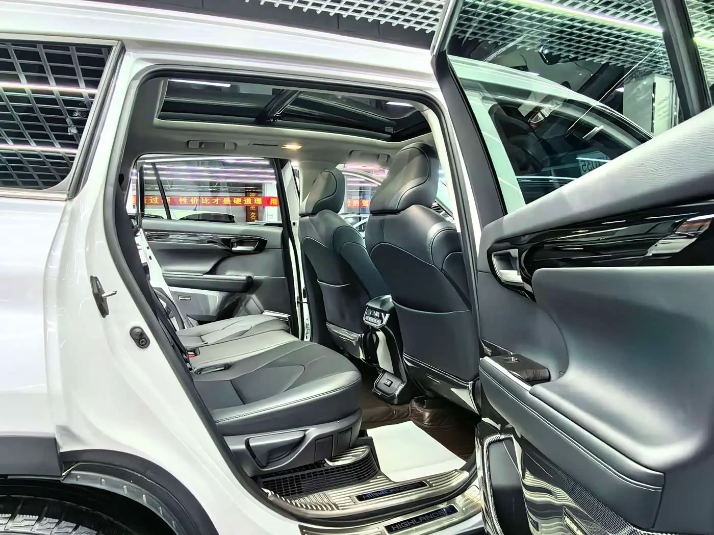 Toyota Highlander 2023 — Şəkil 6/9