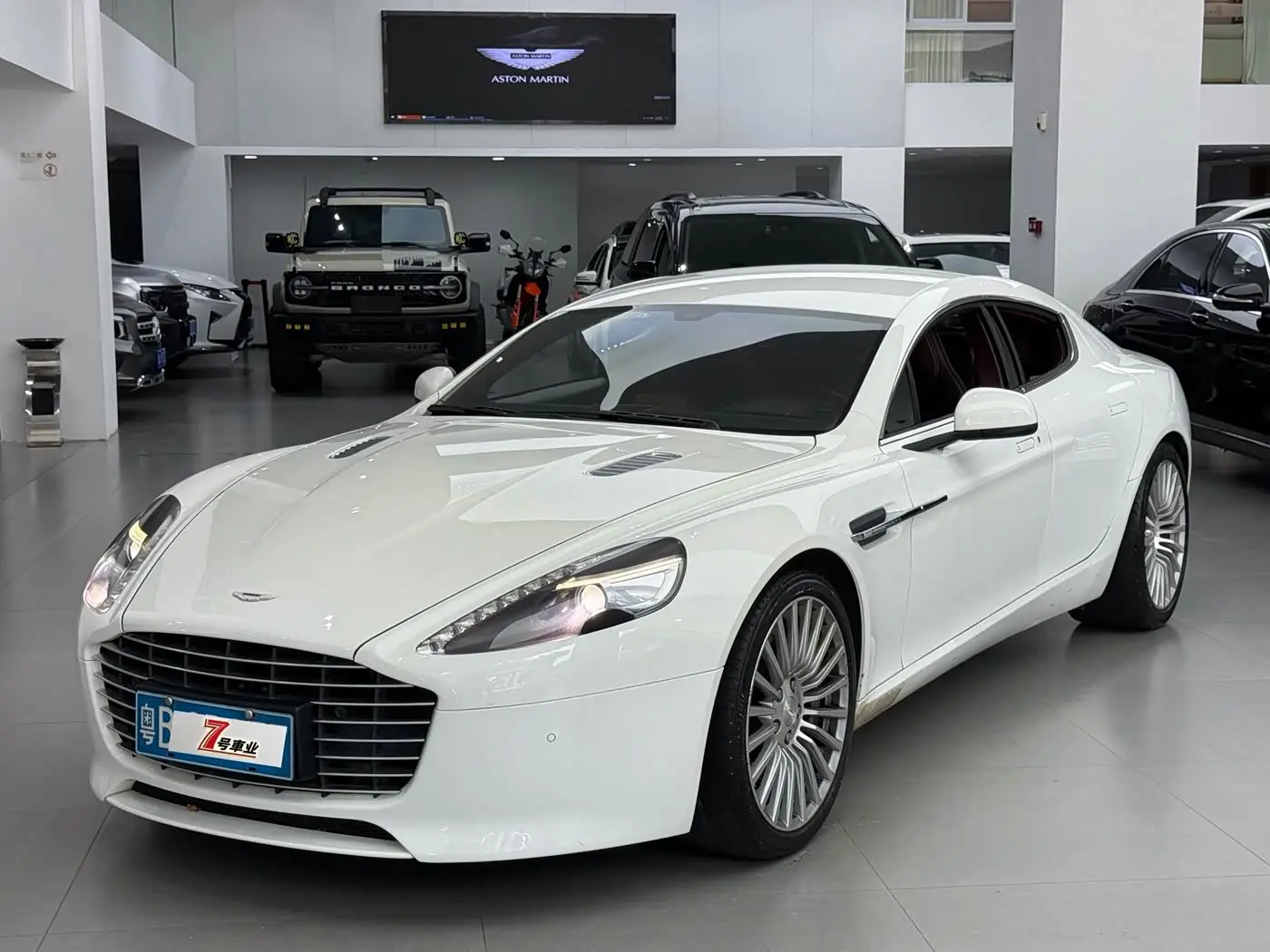 Aston Martin Rapide 2014 — Фото 1/15