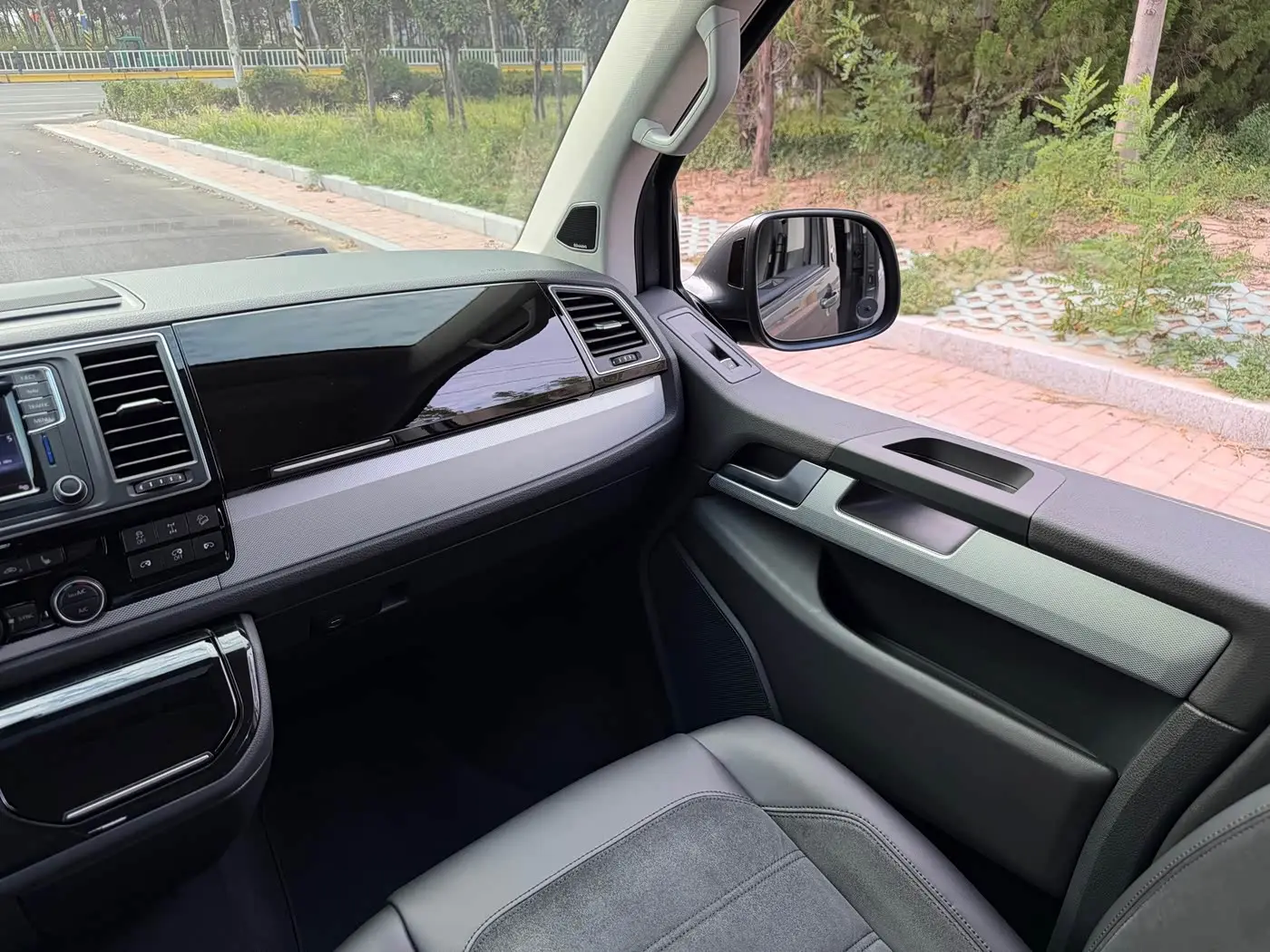Volkswagen Multivan 2017 — Photo 9/20