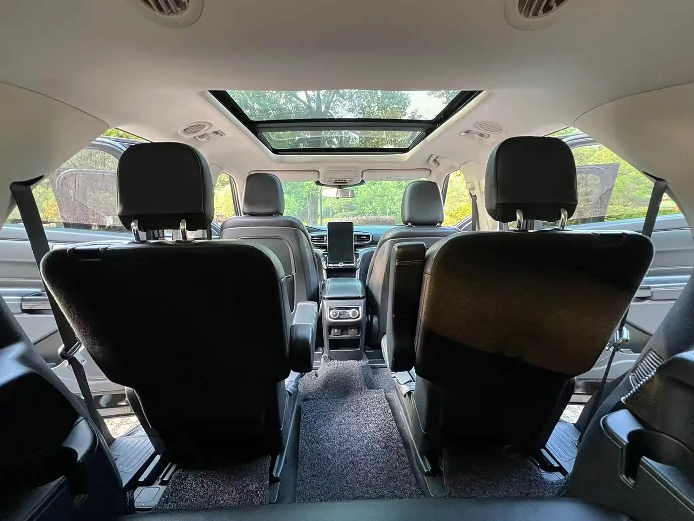 Ford Explorer 2021 — Photo 17/19