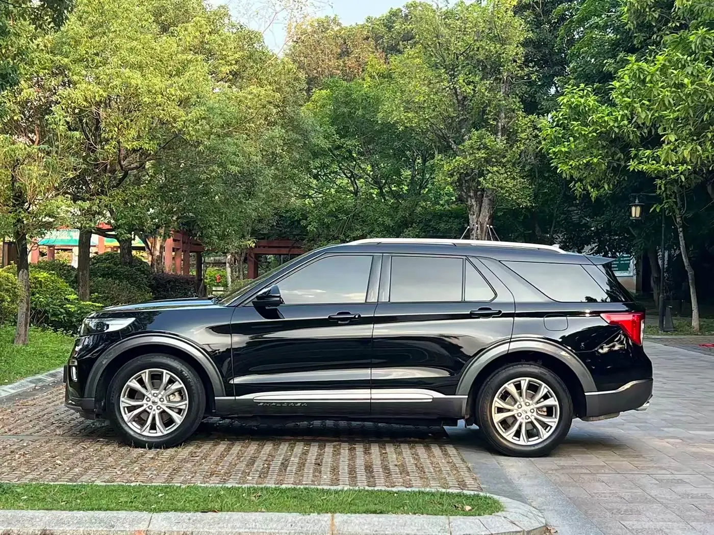 Ford Explorer 2021 — Photo 7/19