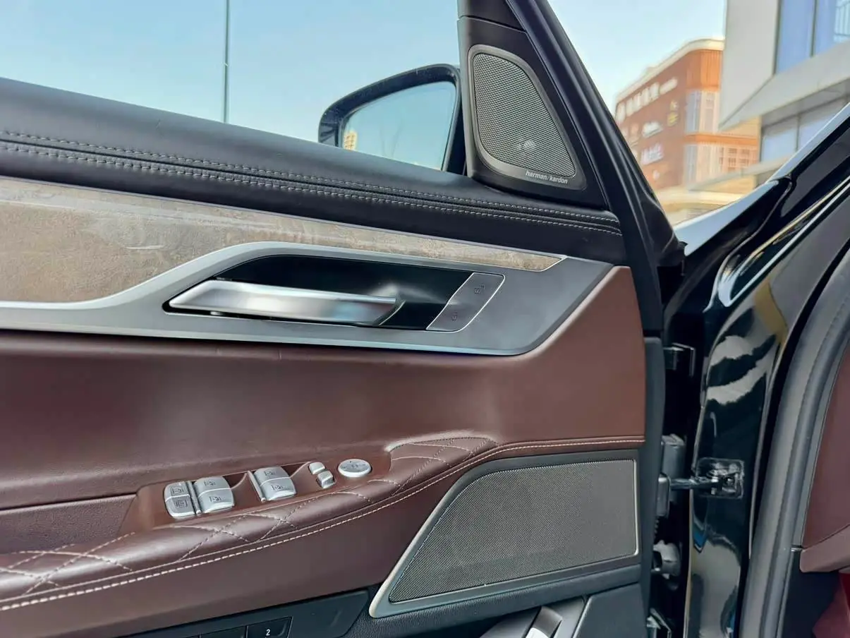 BMW 7 Series 2019 — Photo 10/13