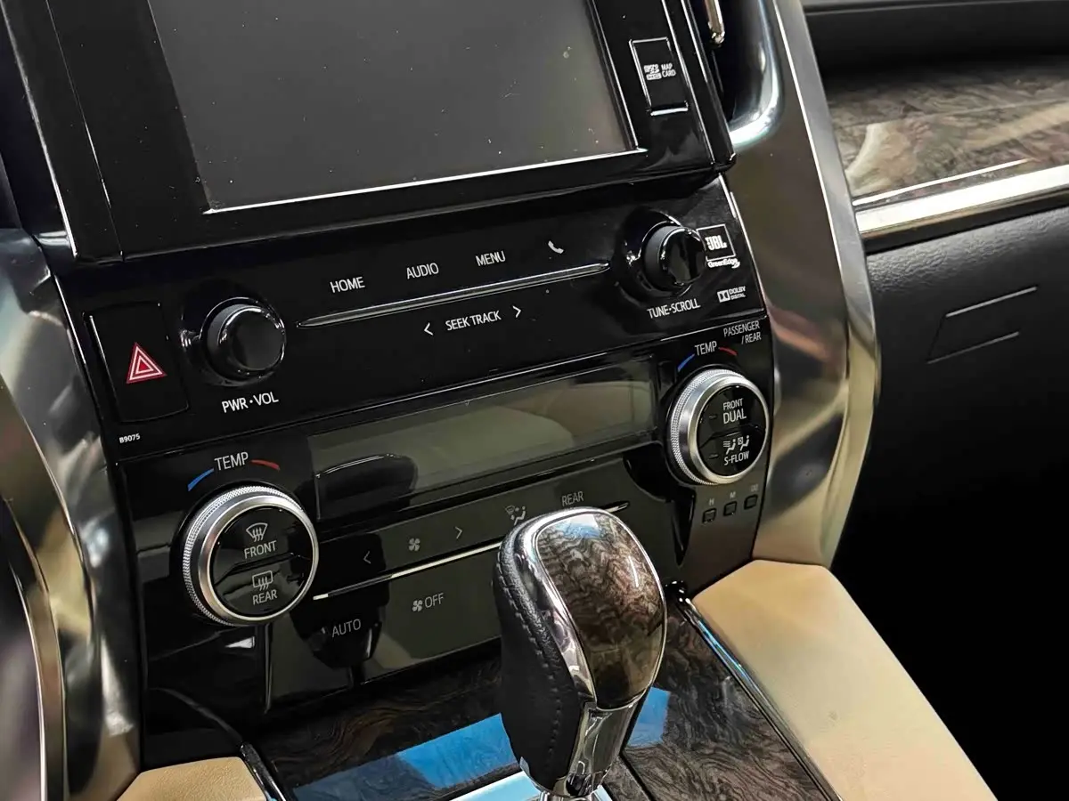 Toyota Alphard 2019 — Photo 11/20