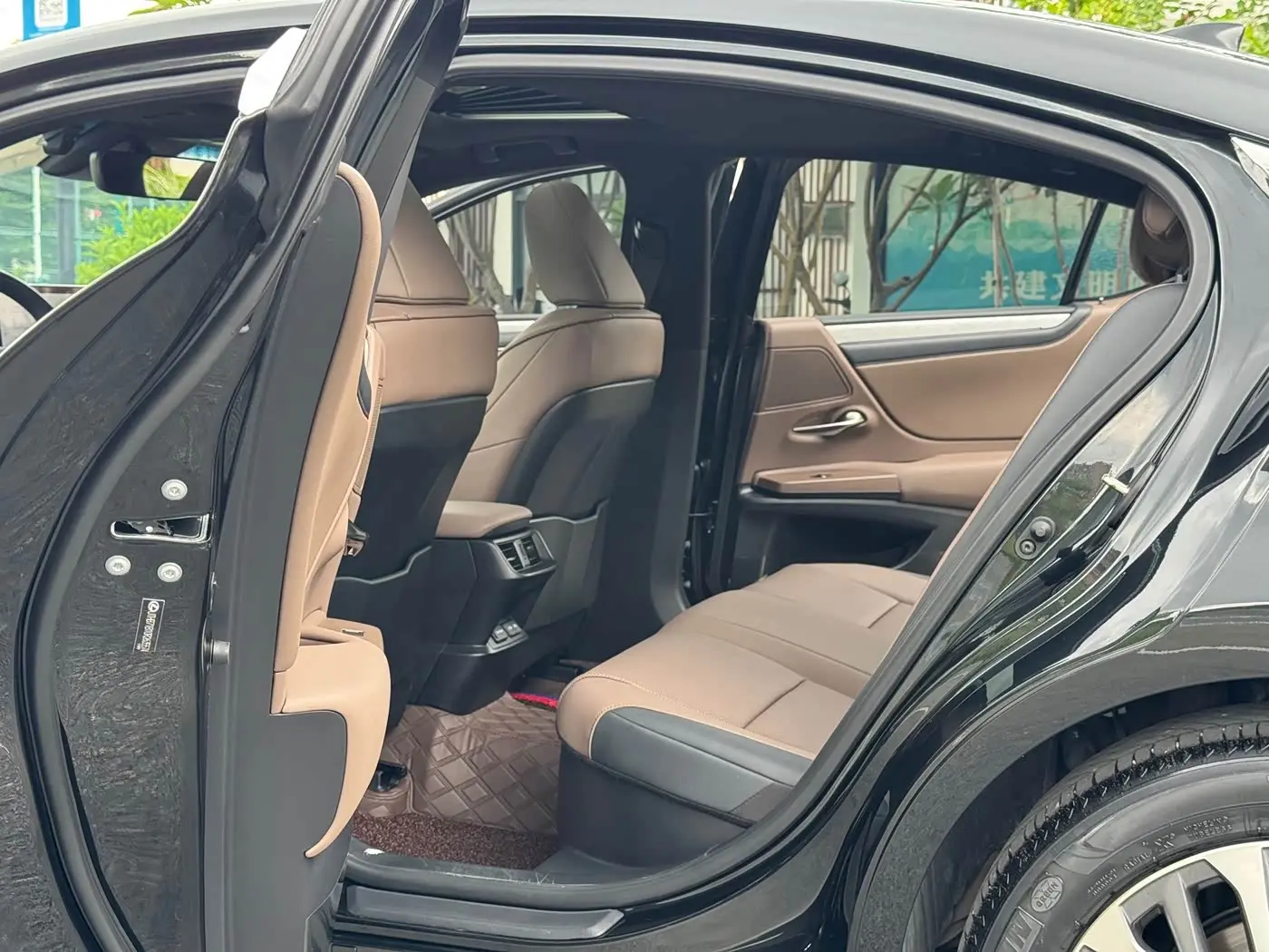 Lexus ES 2024 — Photo 8/16
