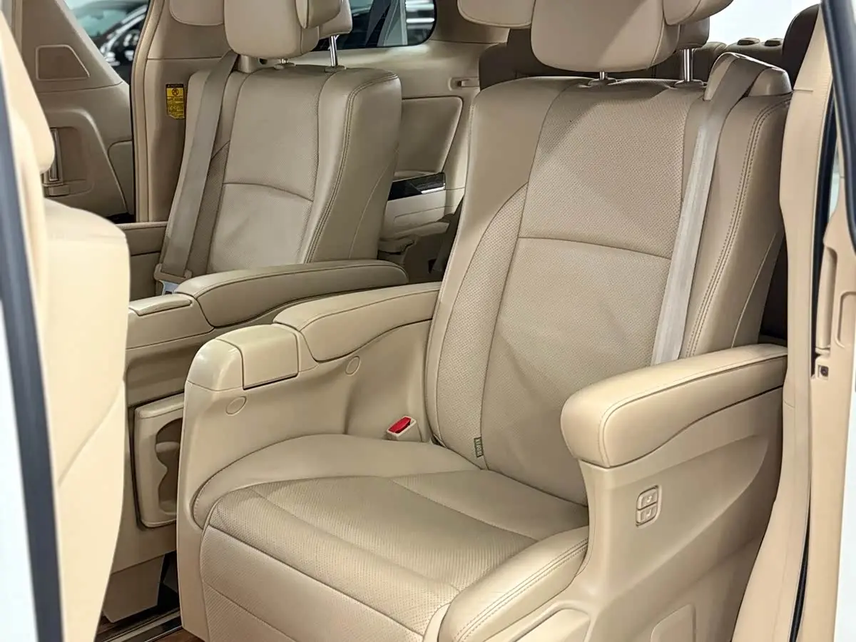 Toyota Alphard 2012 — Photo 14/20