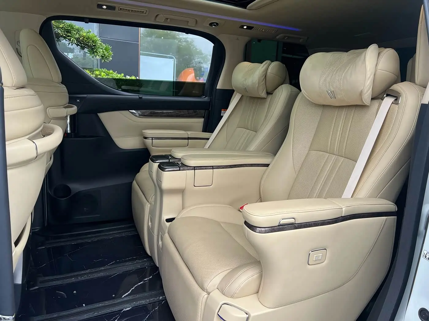 Toyota Vellfire 2023 — Photo 3/9