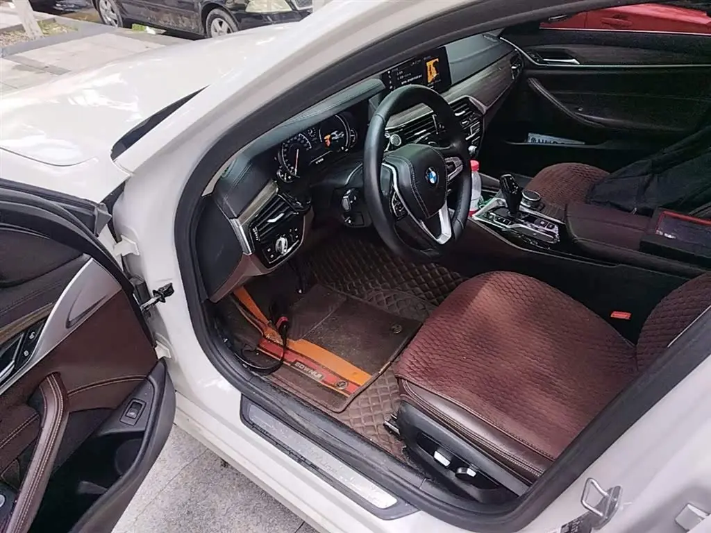 BMW 5 Series 2018 — Фото 16/20