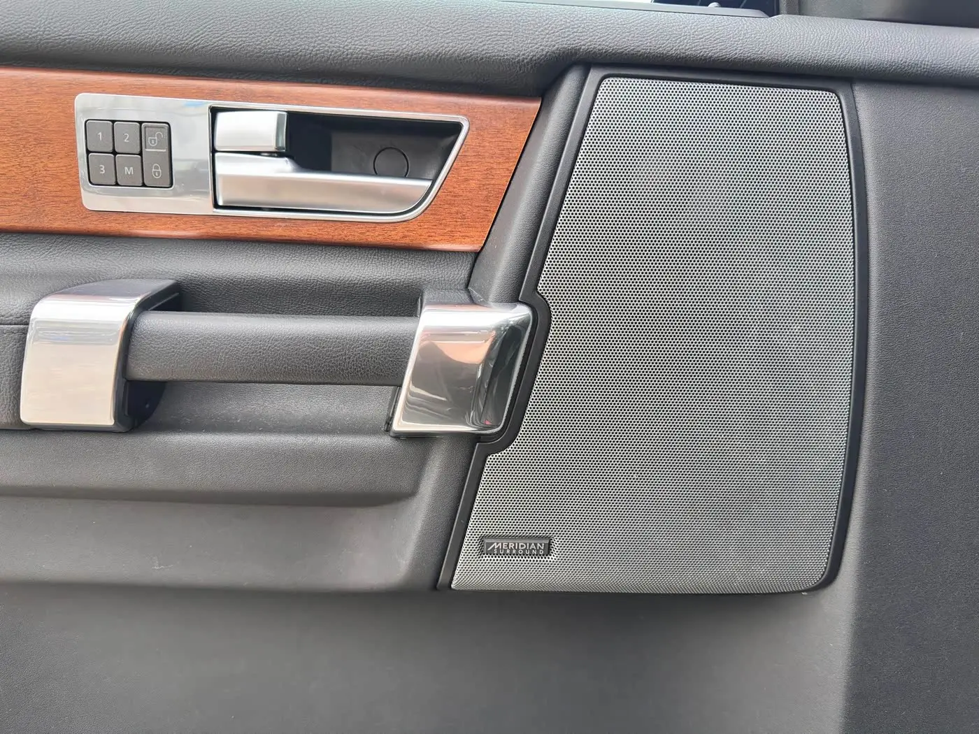 Land Rover Discovery 2015 — Photo 19/20