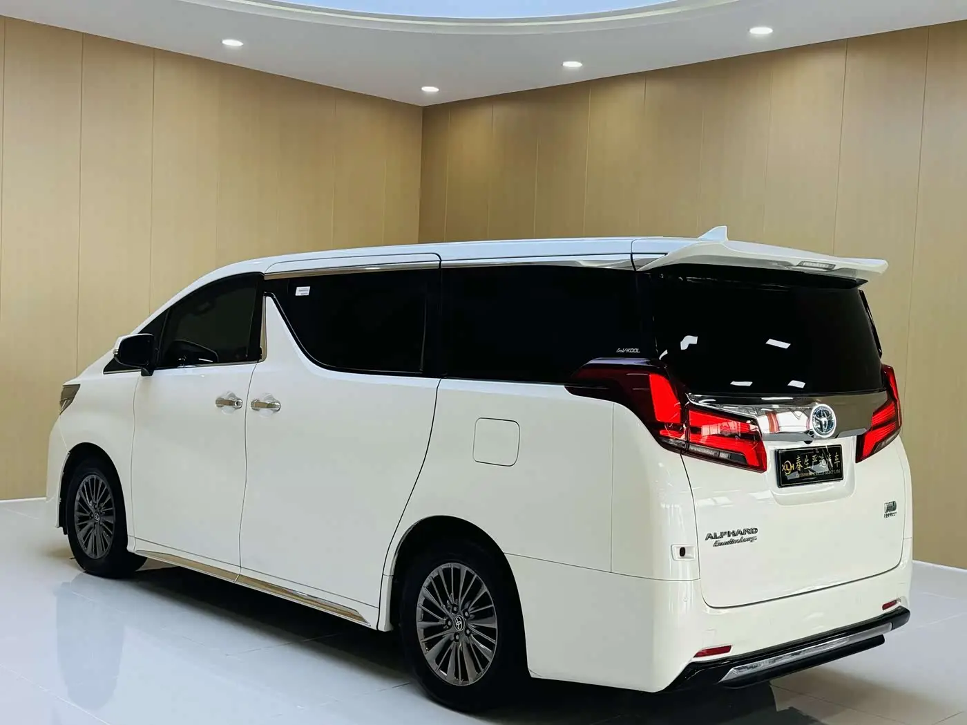 Toyota Alphard 2021 — Фото 15/17