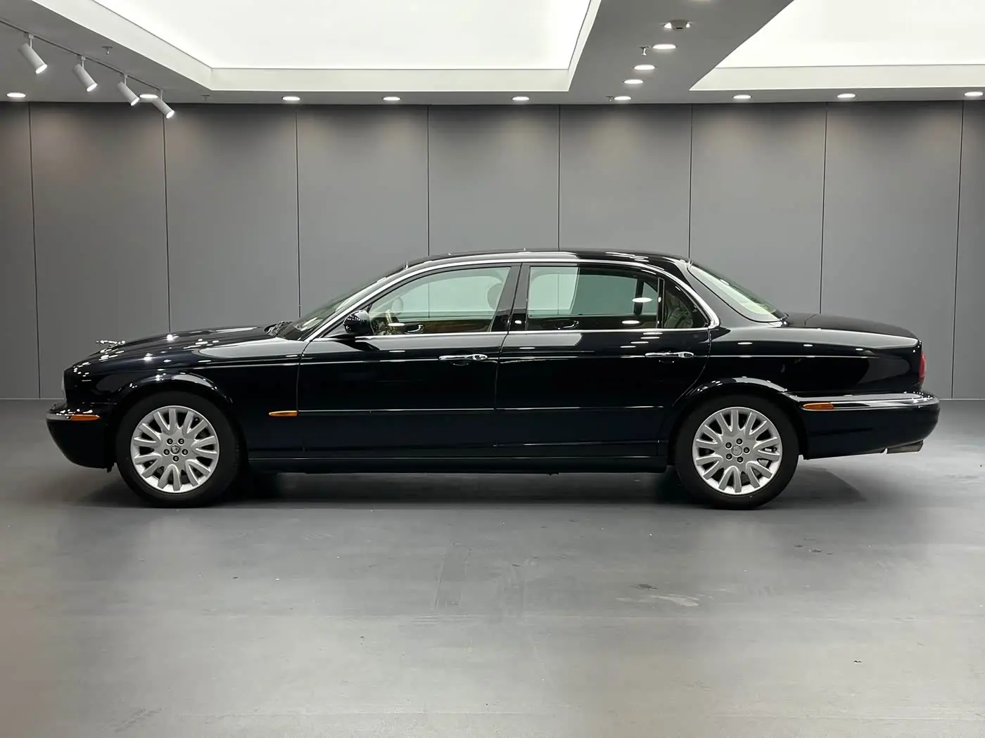 Jaguar XJ 2005 — Şəkil 8/20