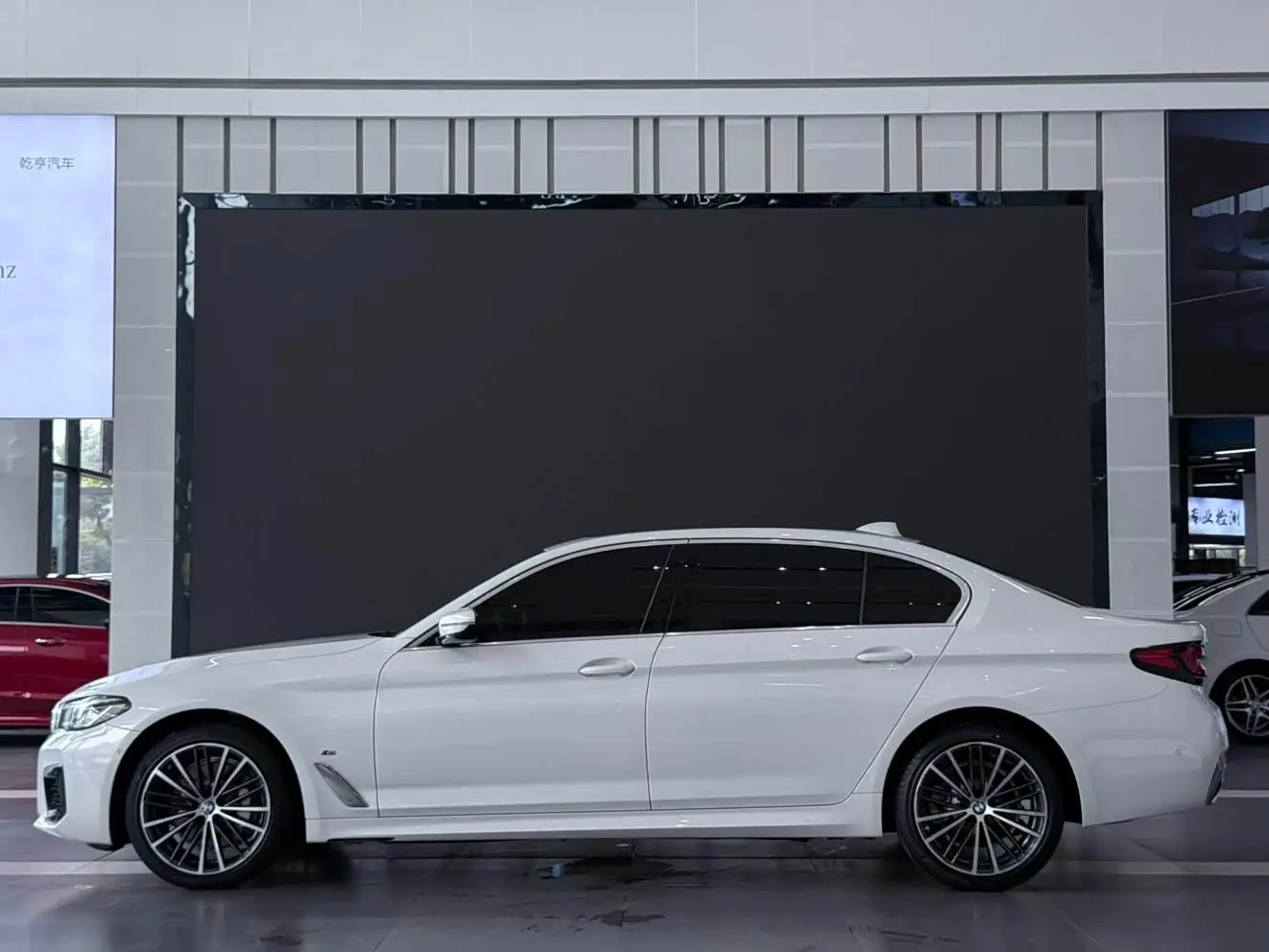 BMW 5 Series 2023 — Фото 3/13