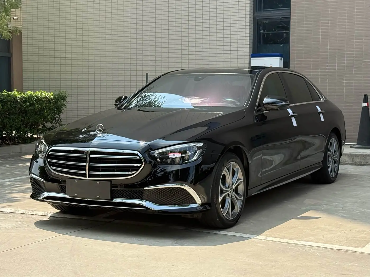 Mercedes-Benz E-Class 2021 — Photo 1/10