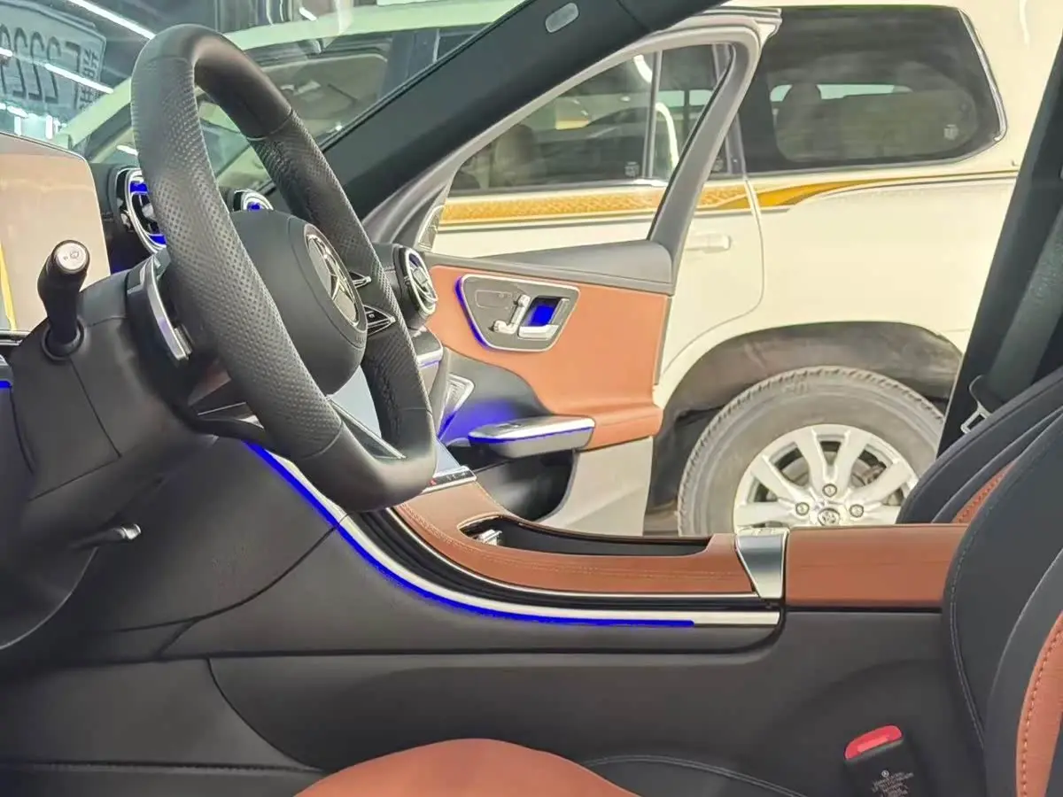 Mercedes-Benz C-Class 2025 — Photo 6/9