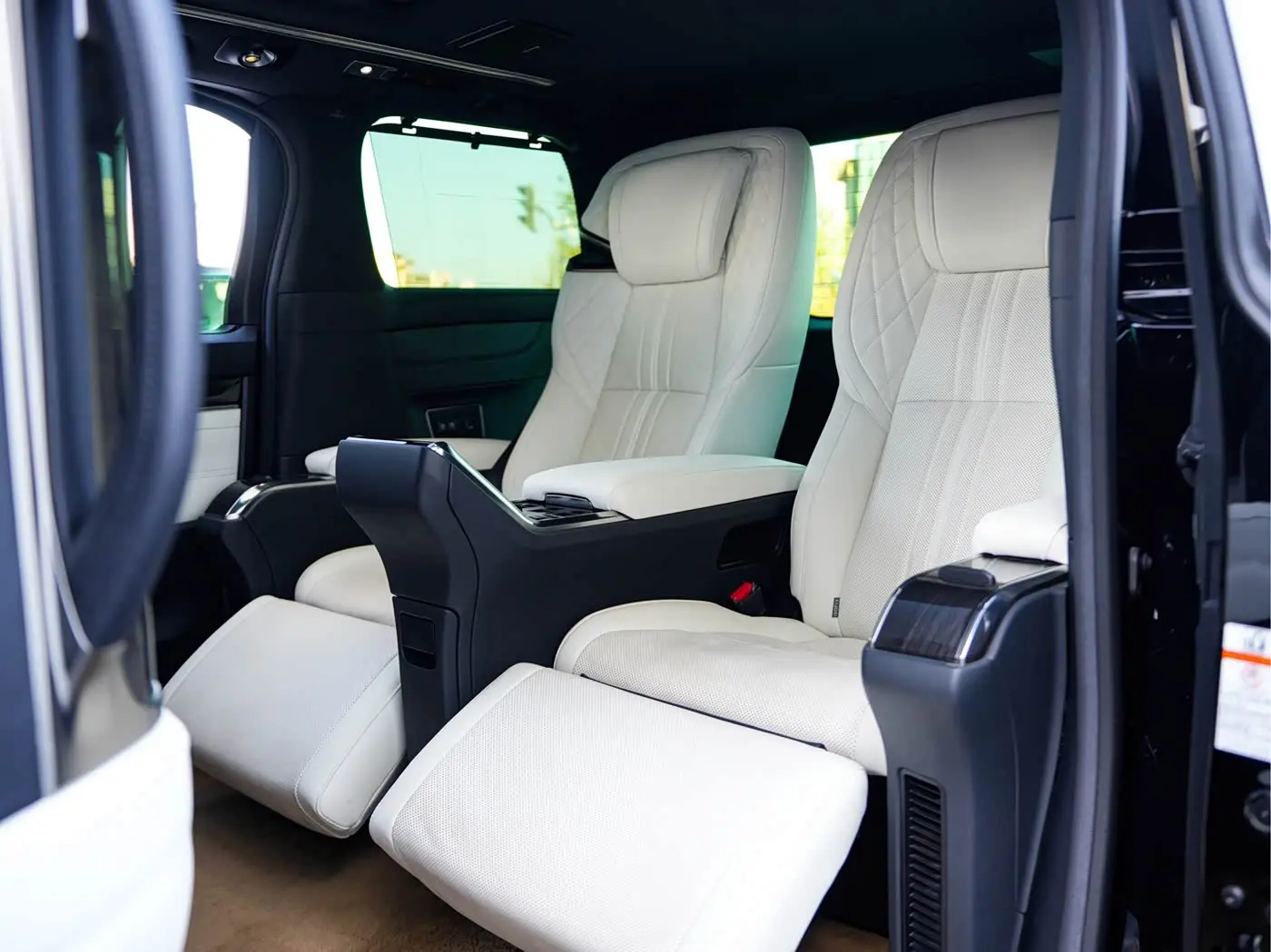 Lexus LM 2021 — Photo 15/20