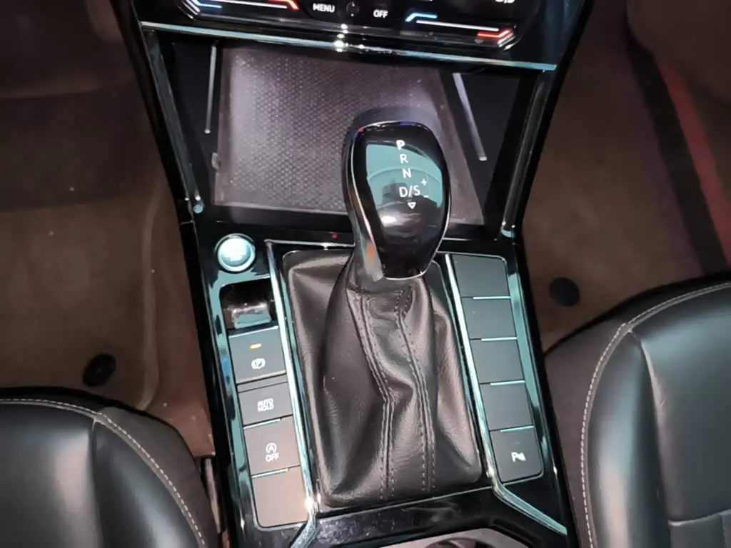 Volkswagen Passat 2023 — Photo 13/19