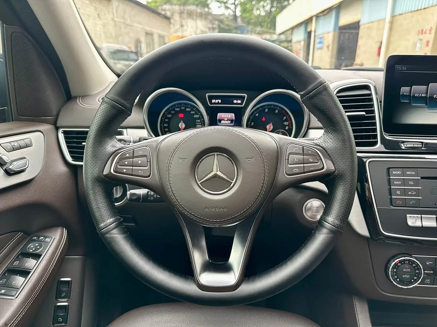 Mercedes-Benz GLS 2016 — Photo 13/20