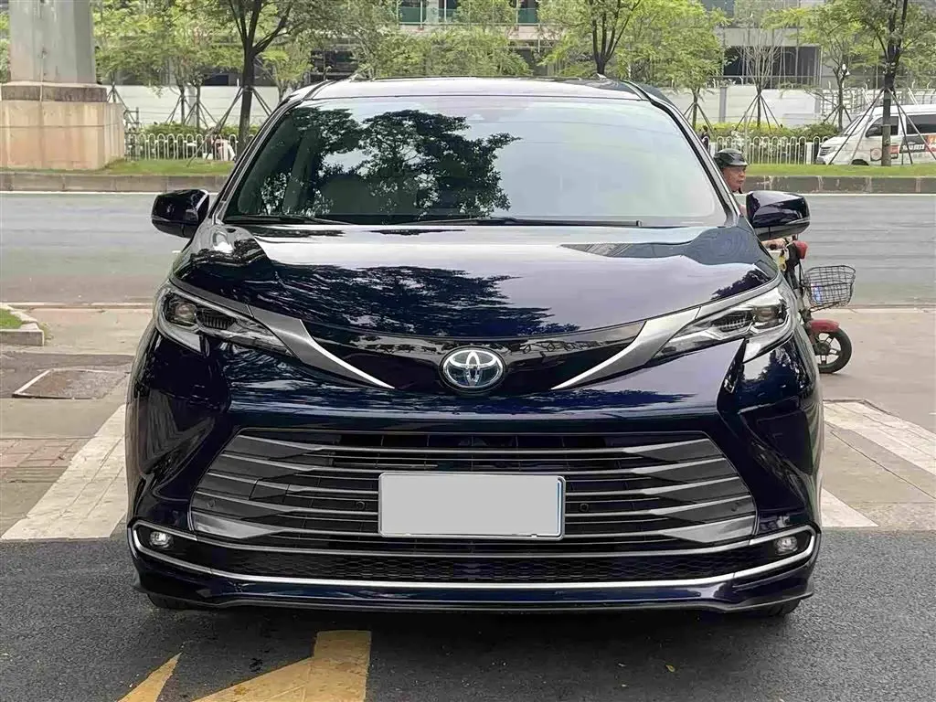 Toyota Sienna 2022 — Фото 2/20