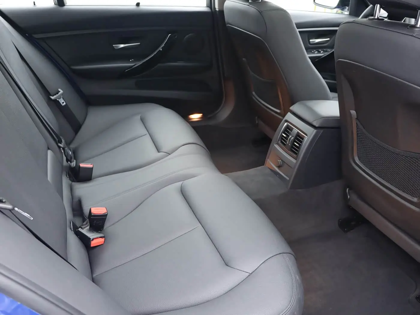 BMW 3 Series 2017 — Фото 12/20