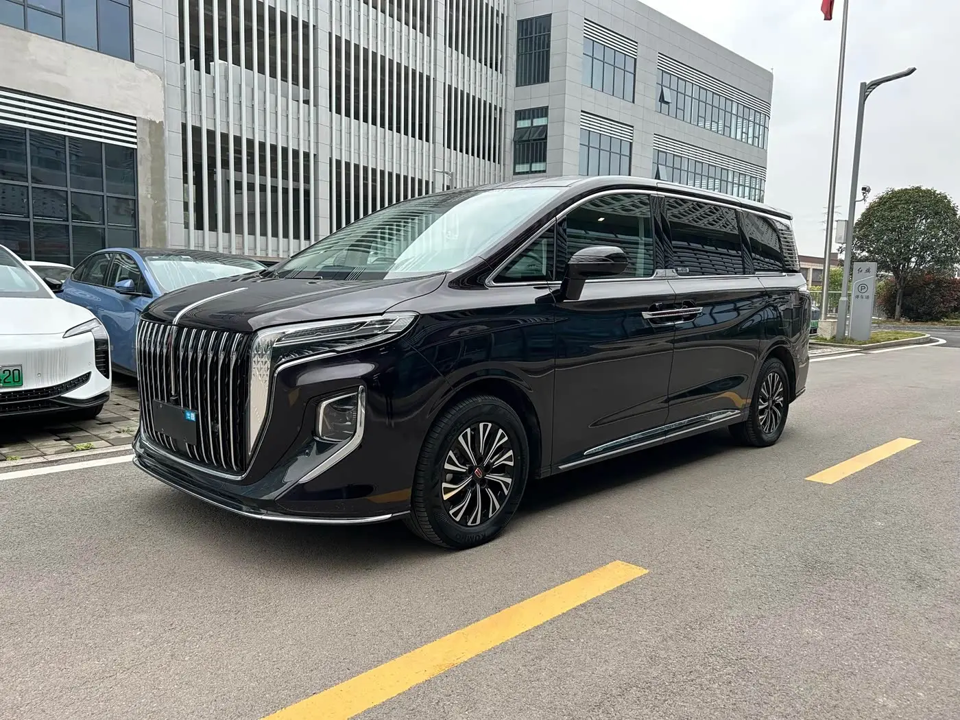 Hongqi HQ9 PHEV 2024 — Фото 1/16