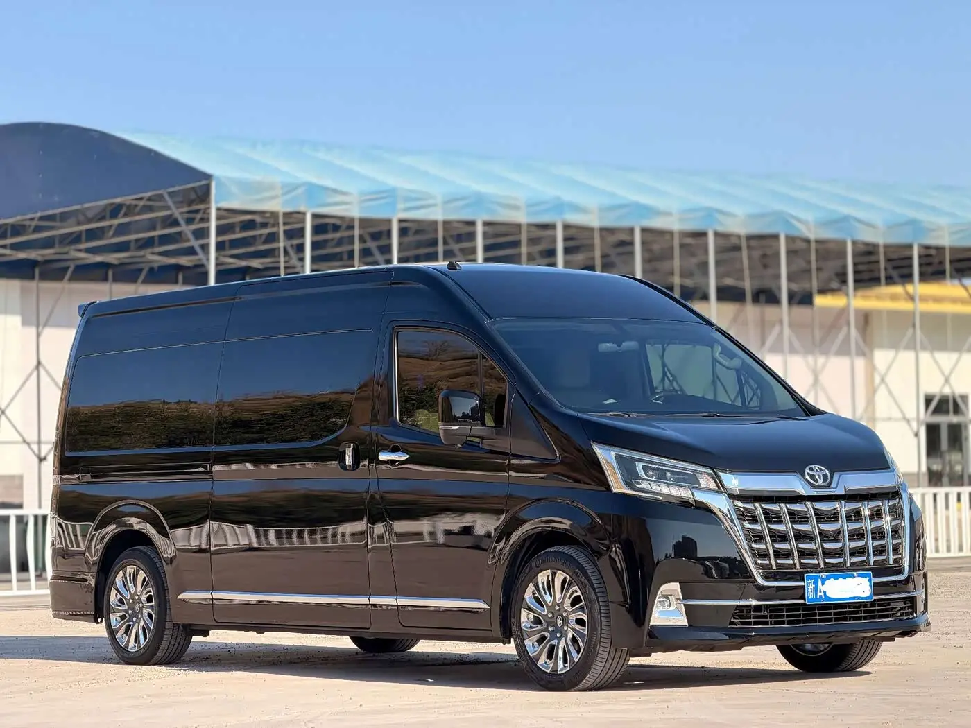 Toyota HIACE 2025 — Photo 2/13