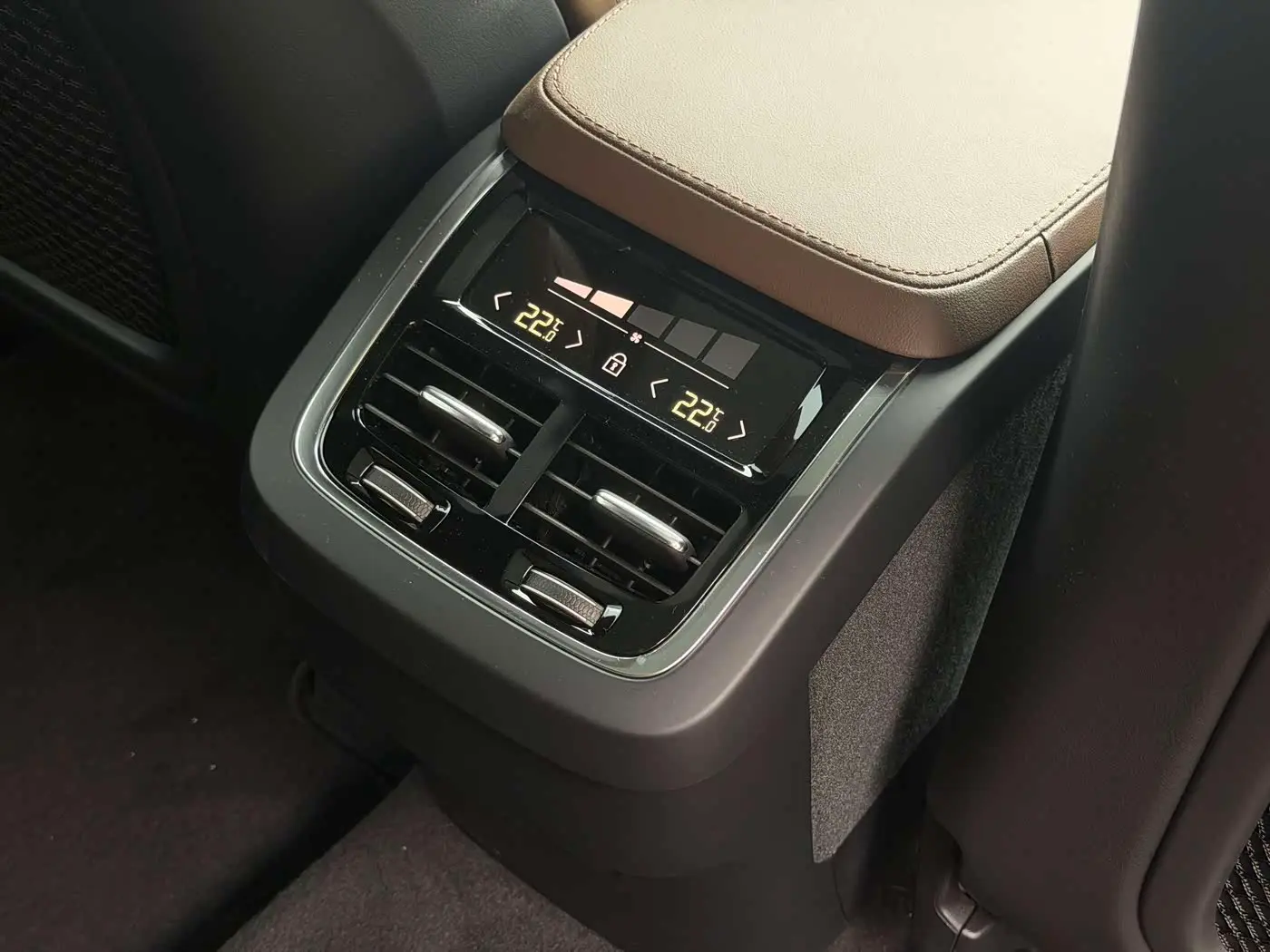 Volvo XC90 2022 — Photo 10/20