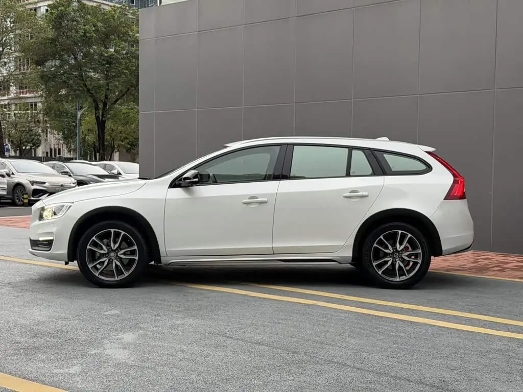 Volvo V60 2018 — Фото 11/12