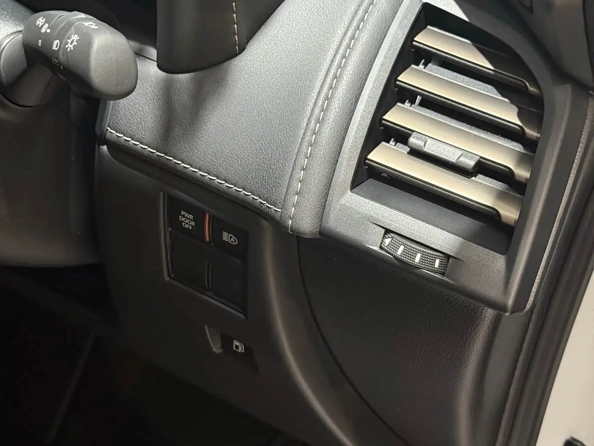 Toyota Alphard 2026 — Photo 18/19