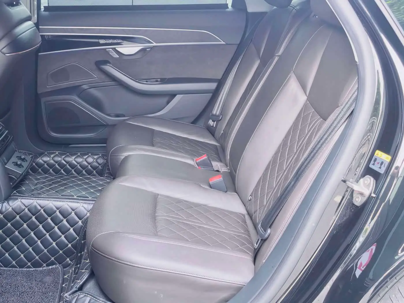 Audi A8 2022 — Photo 11/18