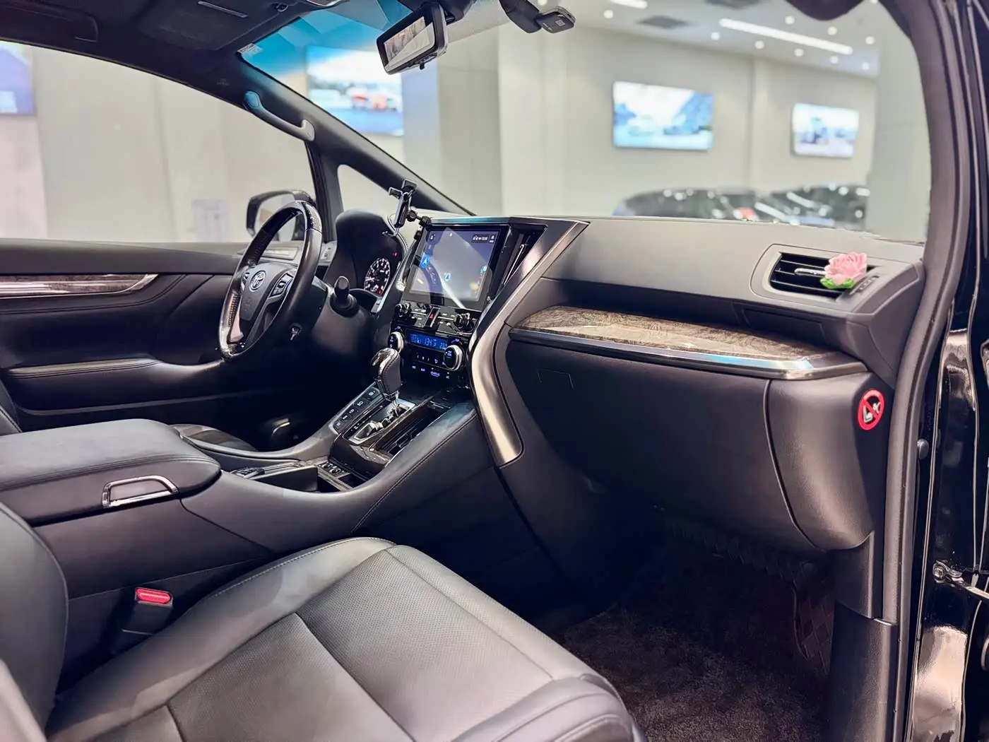 Toyota Alphard 2020 — Photo 9/16