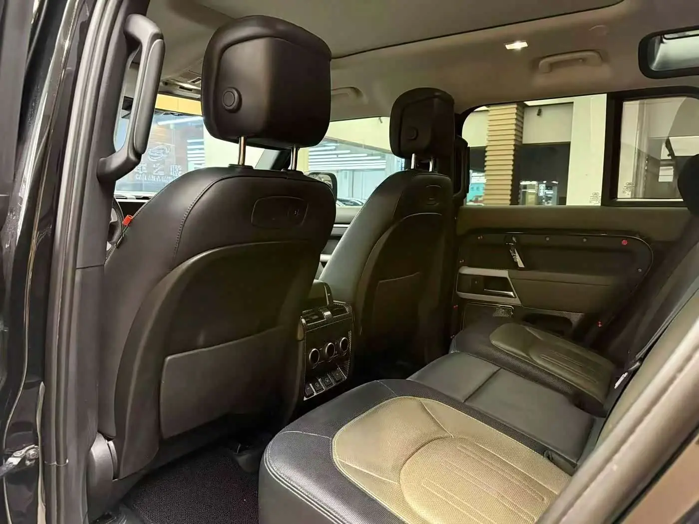 Land Rover Defender 2022 — Photo 6/18