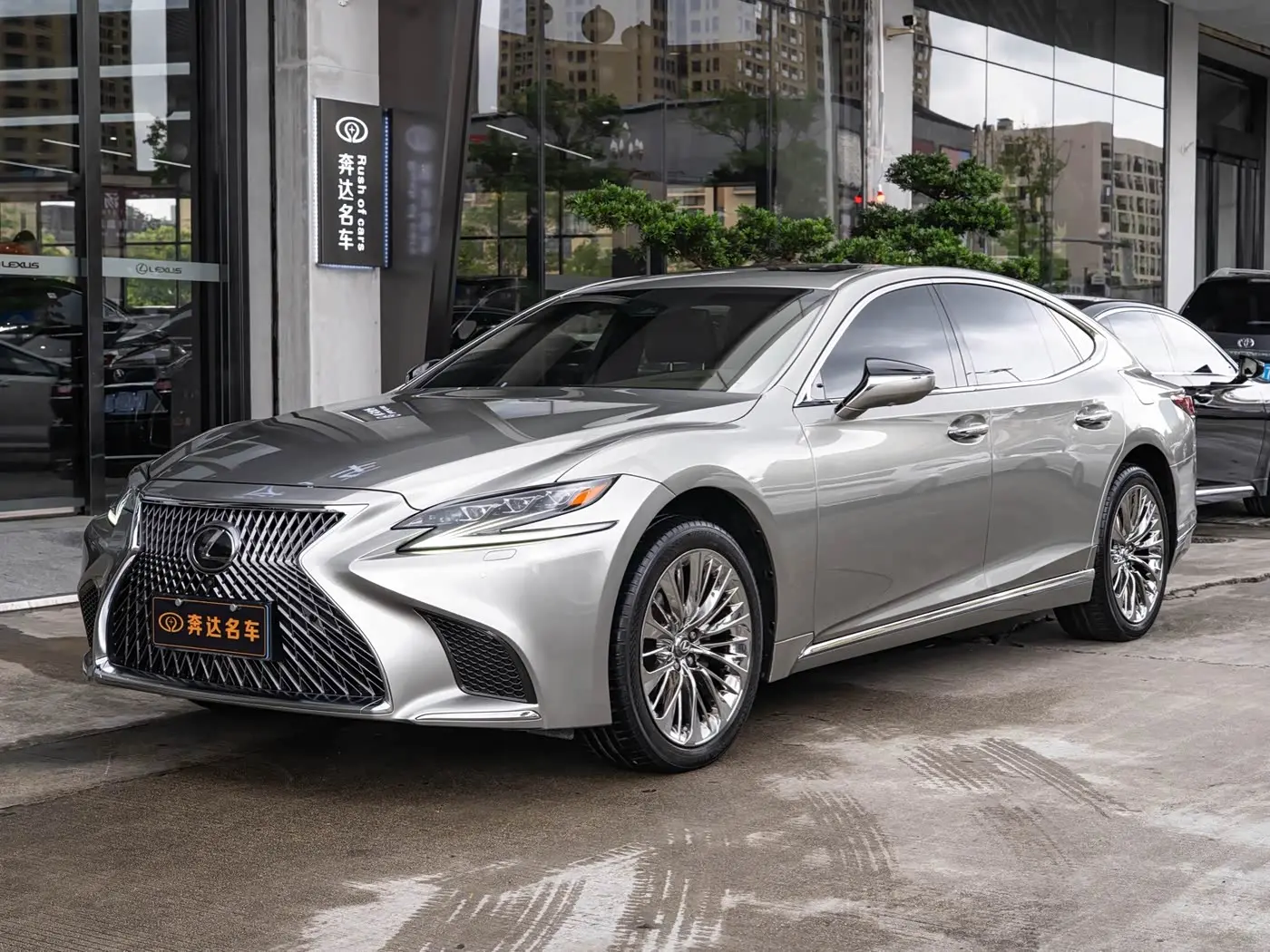 Lexus LS 2018 — Photo 1/20