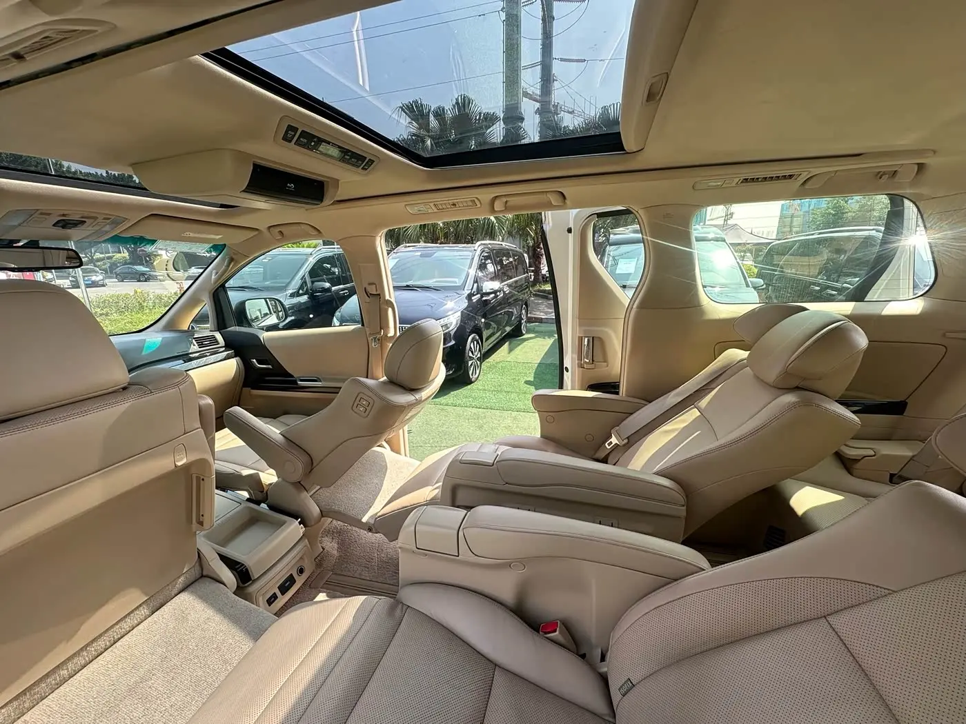 Toyota Alphard 2012 — Photo 18/20