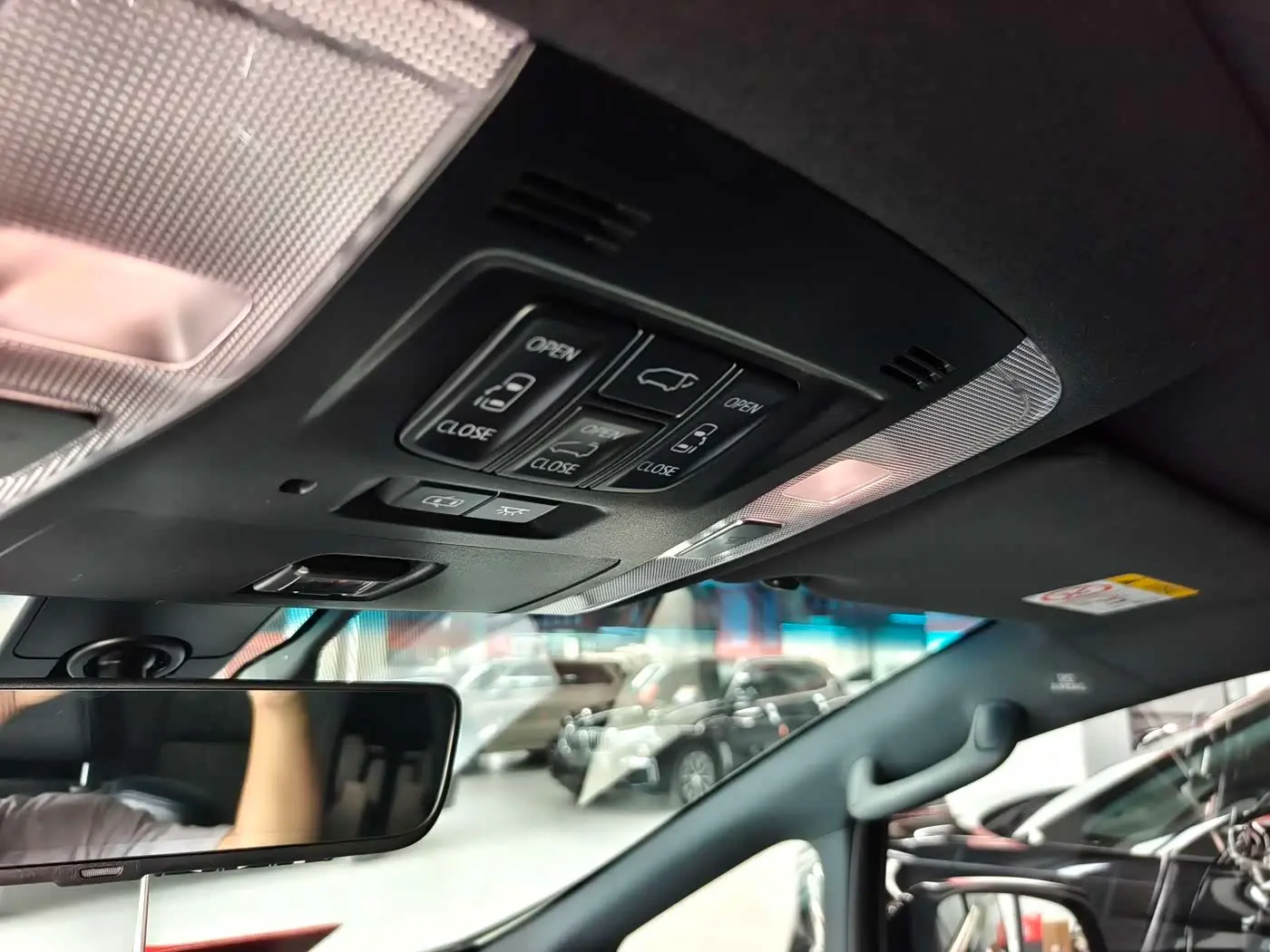 Toyota Alphard 2018 — Photo 18/20