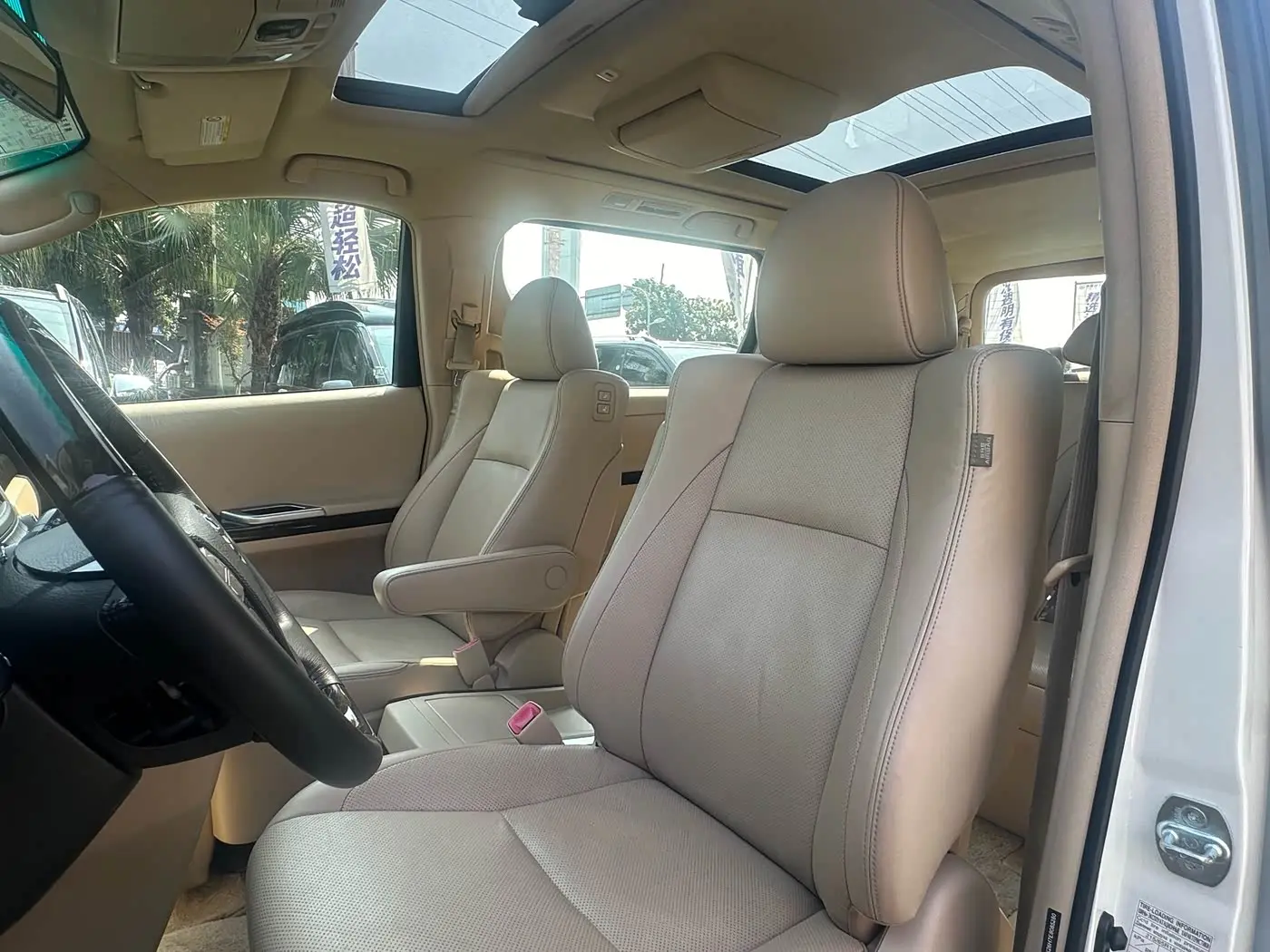 Toyota Alphard 2012 — Photo 11/20
