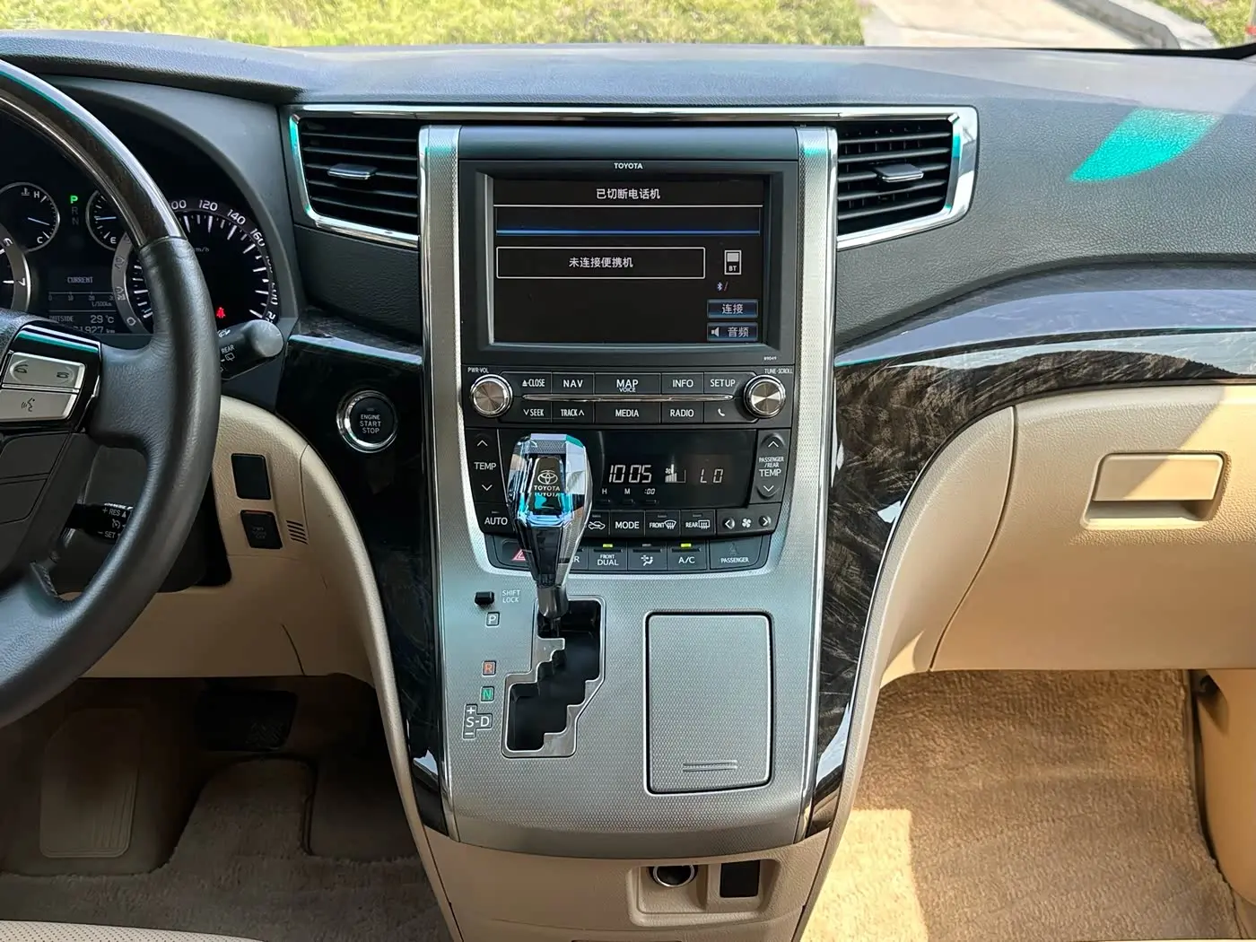 Toyota Alphard 2012 — Photo 13/20